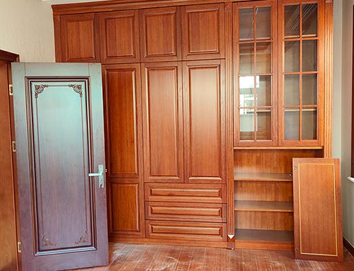 唐县中式家庭装修里定制的实木衣柜效果图